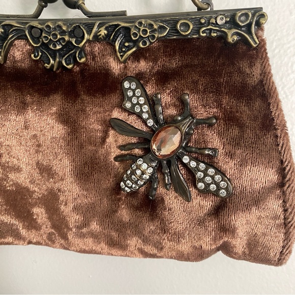 Vintage Guess Brown Velvet Clutch Bag with Kiss Lock and Rhinestone Bee - Picture 4 of 7